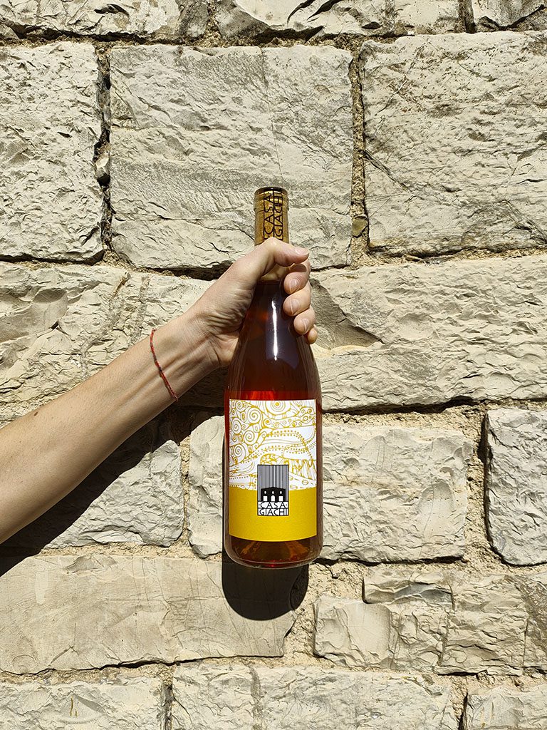 Il Bianco Toscana 2021 di casa Giachi è un vino macerato da uve trebbiano che ben caratterizza la varietà di partenza e ne esprime al meglio i sentori. Tappo in gommalacca nel rispetto della natura e bottiglia leggera