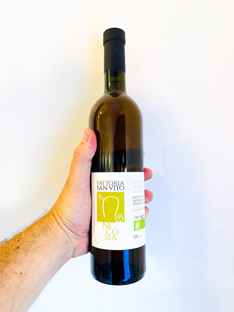 Nicosia - Fattoria San Vito è un bianco macerato prodotto a Calci (Pisa), le vigne si trovano a due passi dalla famosa Certosa. Magico!