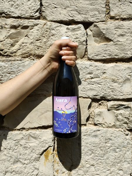 Aura 2021 - Vanempo Poggio di Cicignano bottiglia fotografata di vino orange sullo sfondo della Rocca di Montemurlo