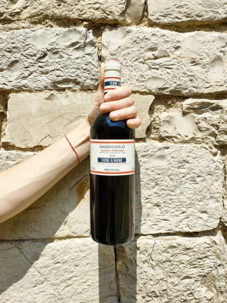 Sassocarlo Bacchereto è un vino bianco macertao fatto nei pressi di Carmignano in Toscana. Da agricoltura biodinamica e nel rispetto dell'ambiente
