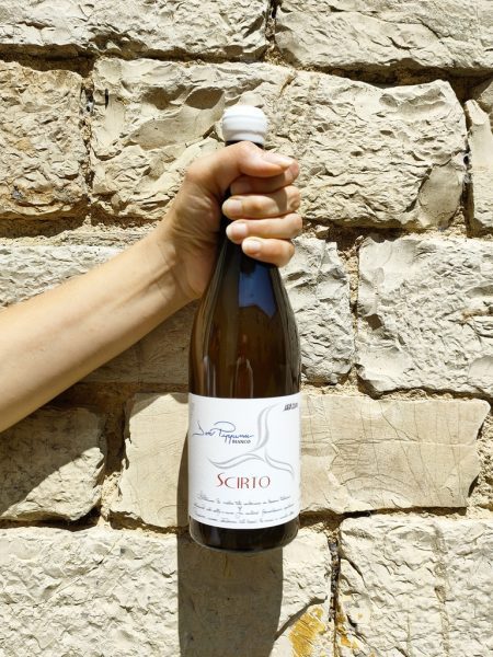 Don Pippinu Scirto è un vino prodotto alle pendici dell'Etna. Bianco fresco e agrumato
