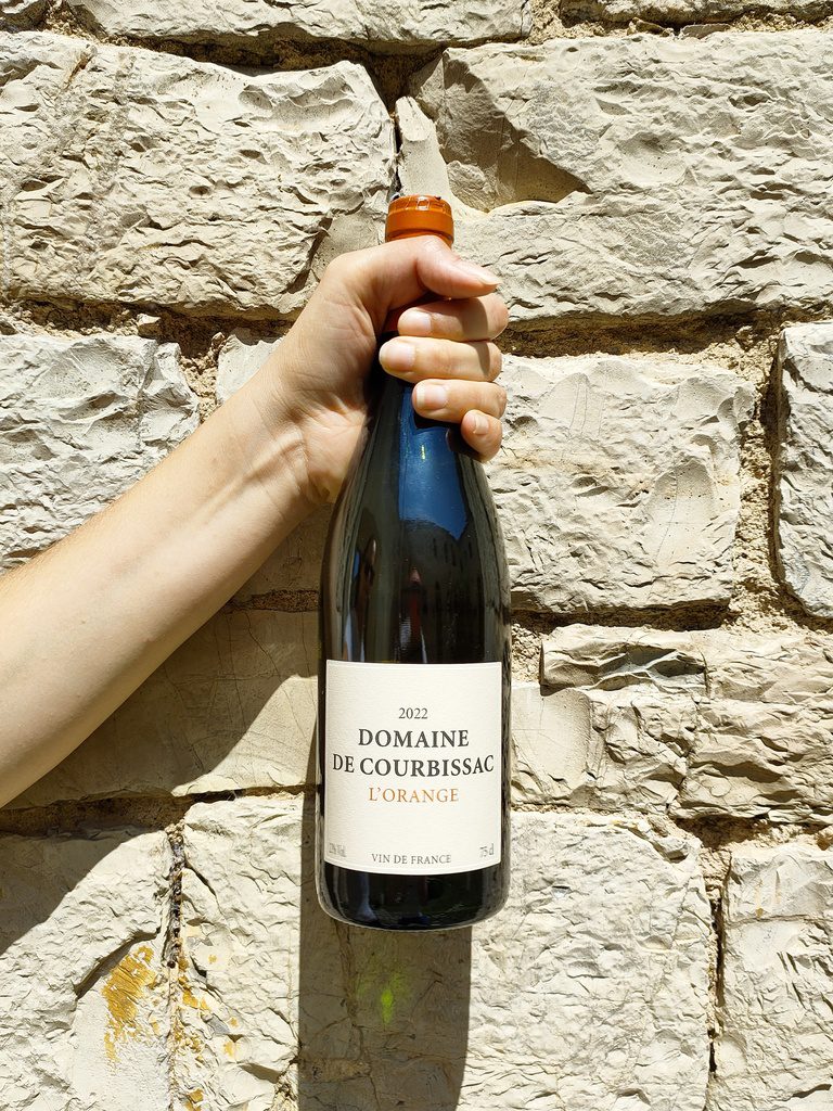 Orange 2022 Domaine de Courbissac della Languedoc ha un anima solare e vibrante, intensa e fresca, fruttato e mai banale. Un Orange Wine del Mediterraneo