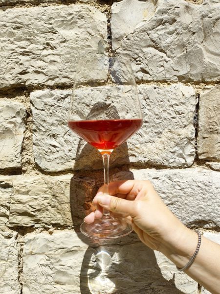 Questo calice di vino orange racchiude in se il potere delle sacre bucce