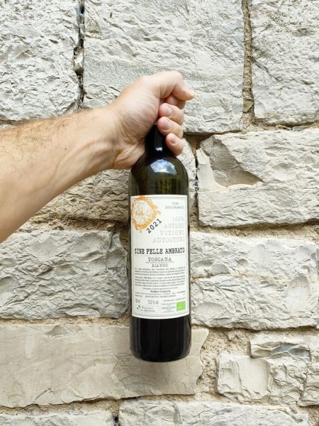 Sine Felle Ambrato 2021 Podere Casaccia è un nettare ambrato prodotto nelle colline di Scandicci, Firenze. Un orange wine ricco di fascino e personalità!