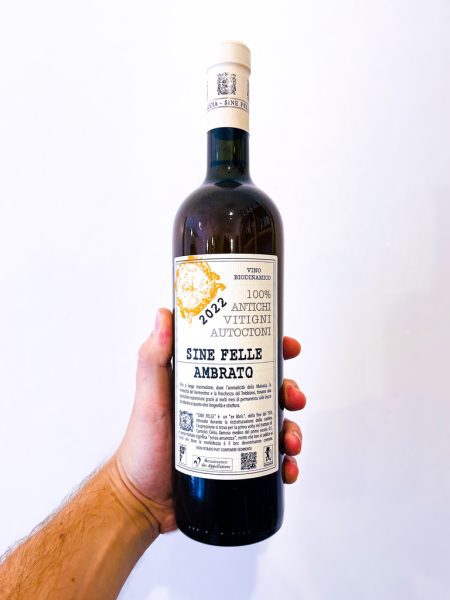 Sine Felle Ambrato Podere Casaccia è un nettare ambrato prodotto nelle colline di Scandicci, Firenze. Un orange wine ricco di fascino e personalità!