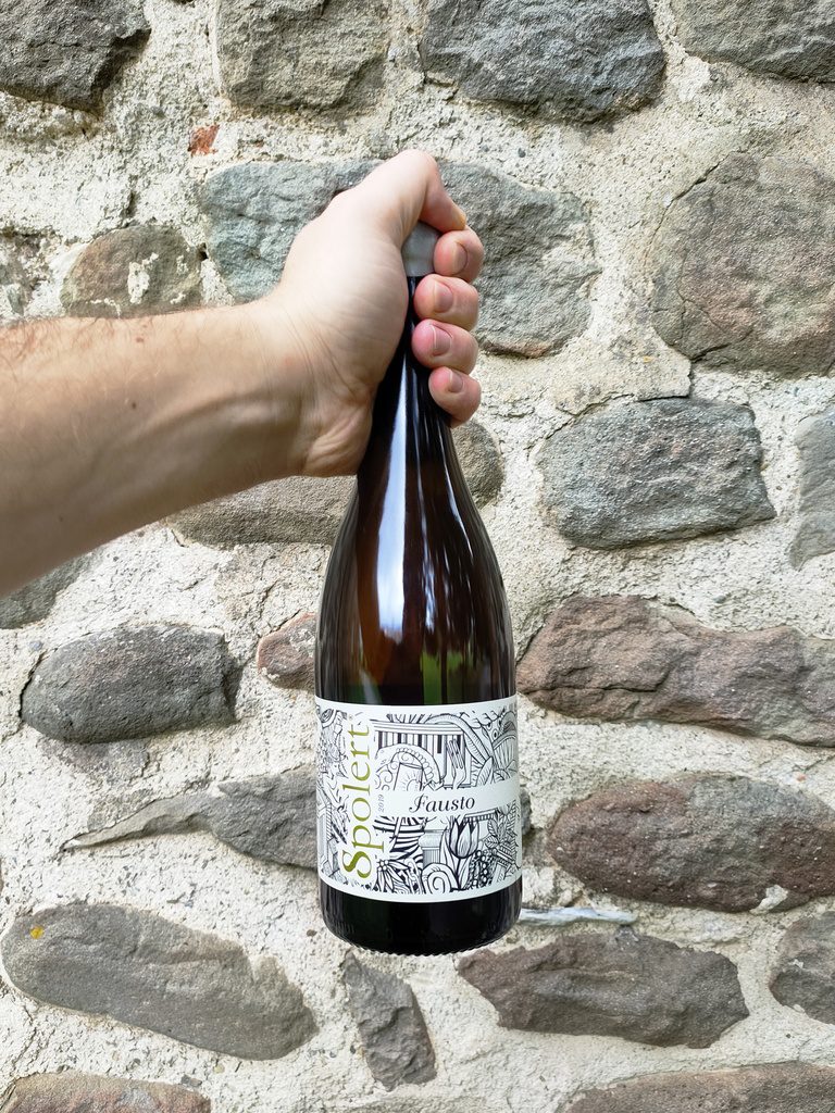 Fausto 2019 Spolert Winery è un orange wine ricco di fascino proveniente dal Prepotto, prodotto in modo artigianale da una piccola giovane realtà.