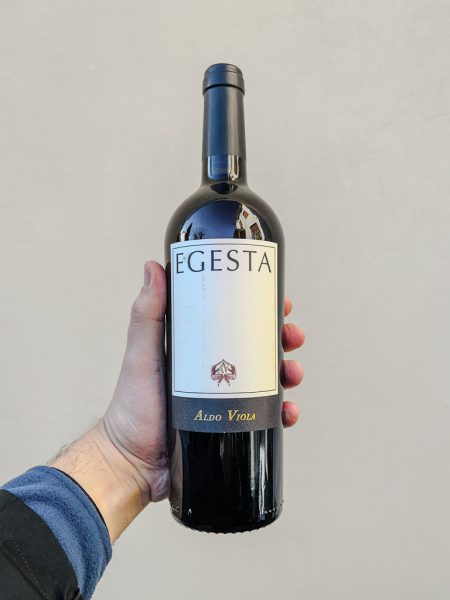 Egesta Aldo Viola è una "spremuta di grappoli di Grillo", un vino frutto del pensiero e dell'istinto di un'artista carismatico e travolgente.