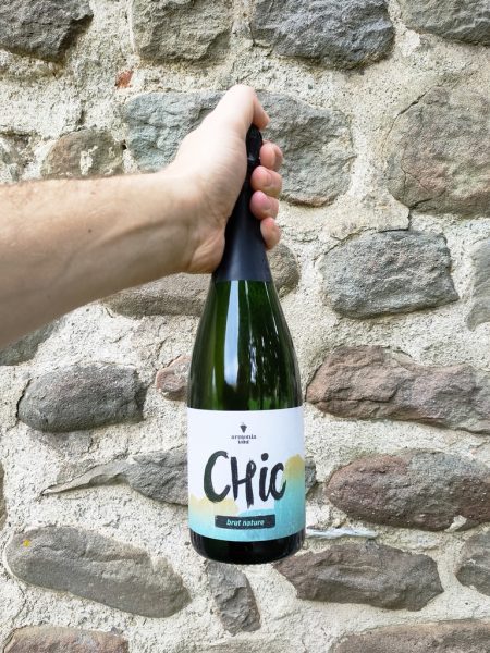 Chic Tenuta l'Armonia è un Metodo Classico molto elegante che emoziona dal primo sorso. Una bollicina orange per le serate di gala!!!