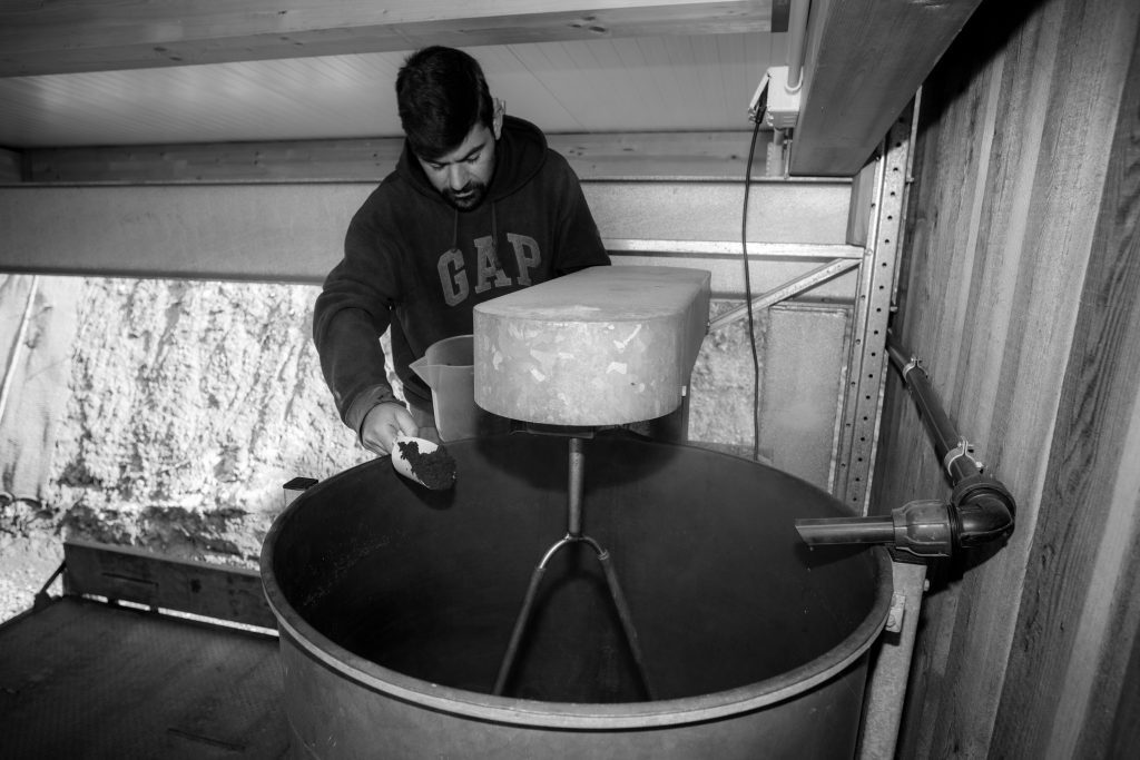 Dinamizzatoe all'opera nell'azienda Caiarossa in Toscana