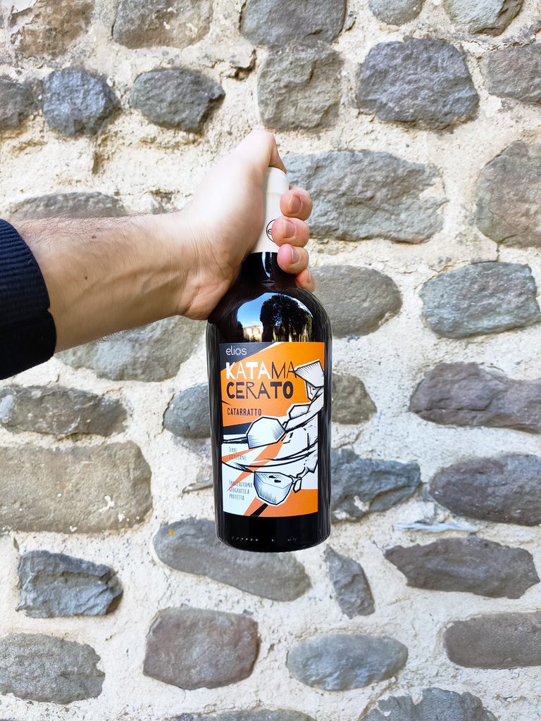 Katamacerato 2021 Elios Sicily è il vino che rappresenta al meglio il territorio di Alcamo. Un orange wine rustico che ricorda la campagna più autentica!