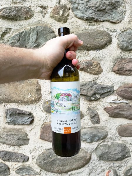 Rkatsiteli Ambrato 2020 Nikalas Marani è un Amber Wine complesso e fascinoso prodotto in Georgia, che ci mostra l'importanza del rapporto Terroir - Uomo.