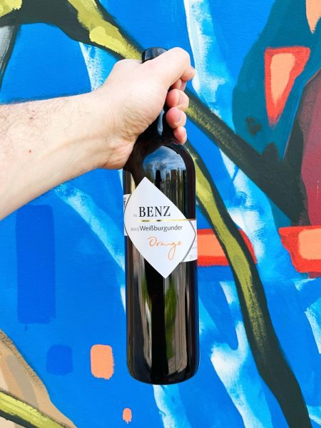 Il Weissburgunder Orange Dr Benz del Baden nel Sud-Ovest della Germania è incredibile per aromi e gusto. Succo d'arancia, pompelmo e albicocca nel calice!