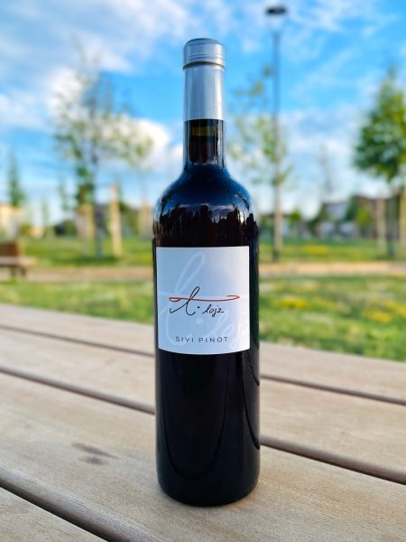 Sivi Pinot Kmetija Murenc è pura poesia nel calice! Un arancia rossa dissetante e appagante con il suo ventaglio aromatico. La Slovenia nel bicchiere!