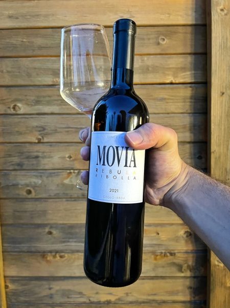 Guardando il tramonto, seduti in cima a una collina brindando a quello che vi riserva il futuro, con in mano un calice di Ribolla White Label Movia! Wow!