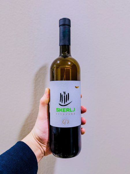 Vitovska Riserva 67-Skerlj è un orange wine con lunga macerazione sulle bucce che in anfore di Aurisina, la pietra tipica del Carso. Meraviglioso!