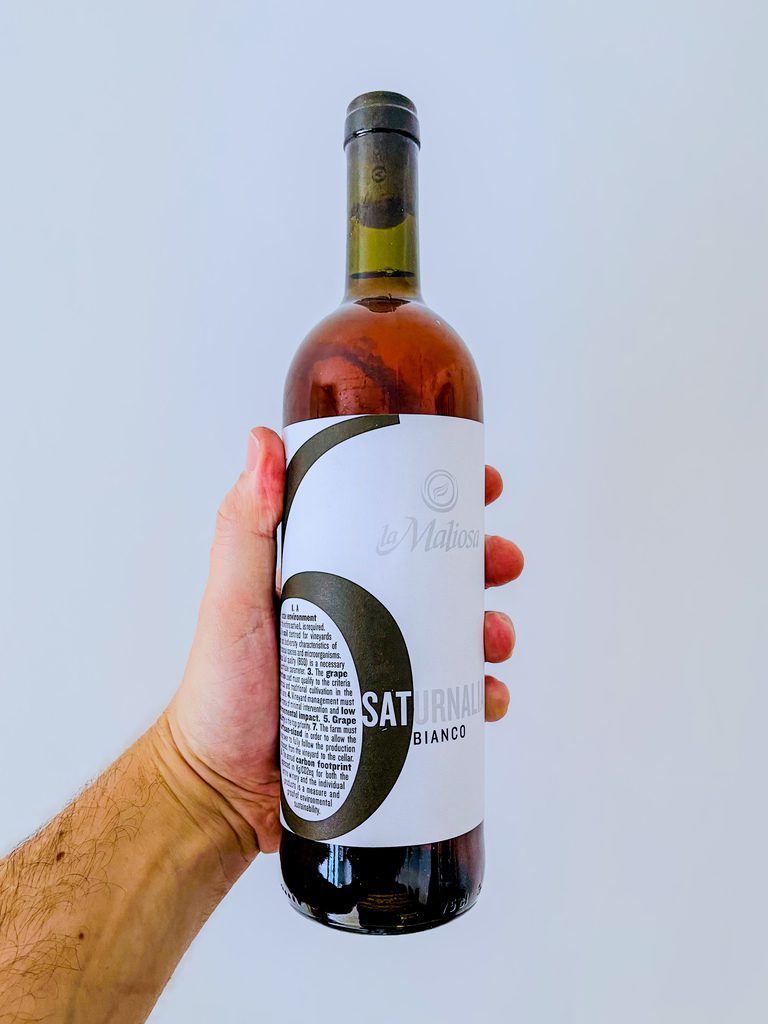 Saturnalia Bianco - La Maliosa è un'esperienza da vivere almeno una volta! Ti innamori dei suoi profumi di macchia mediterranea, miele e mela cotogna.