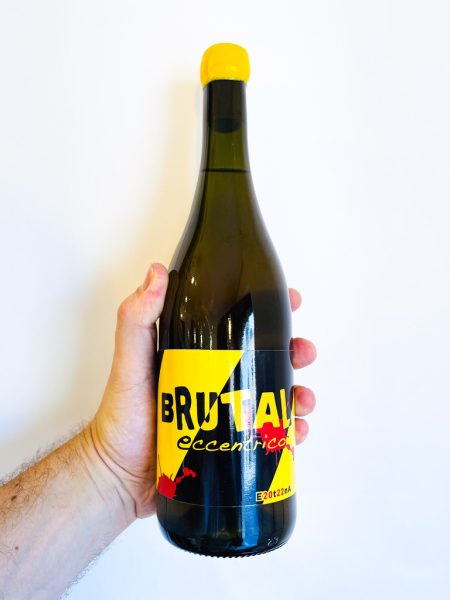 Scopri Masseria Case Rosse Brutal Eccentrico 2022: l'orange wine dell'Etna estremo come il vulcano da dove proviene! Agrumato, fresco, minerale..una Bomba!