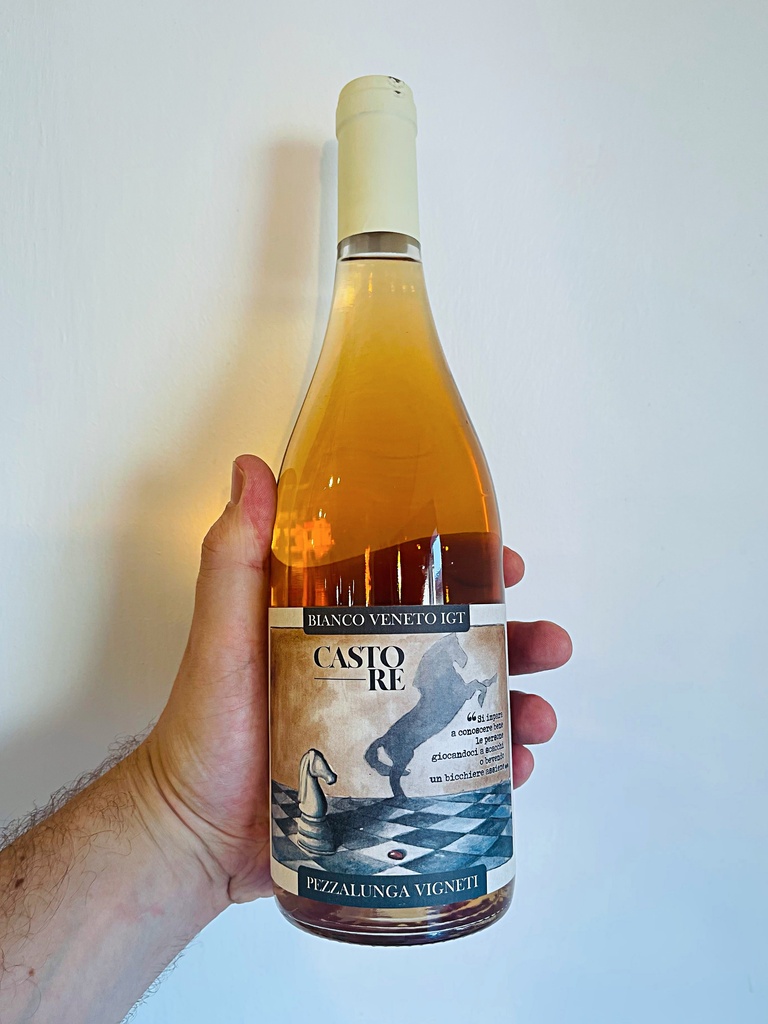 Il CastoRe di Pezzalunga Vigneti è un macerato che con i suoi profumi di arancia rossa, pompelmo rosa e piccoli frutti rossi ti conquista ad ogni sorso!