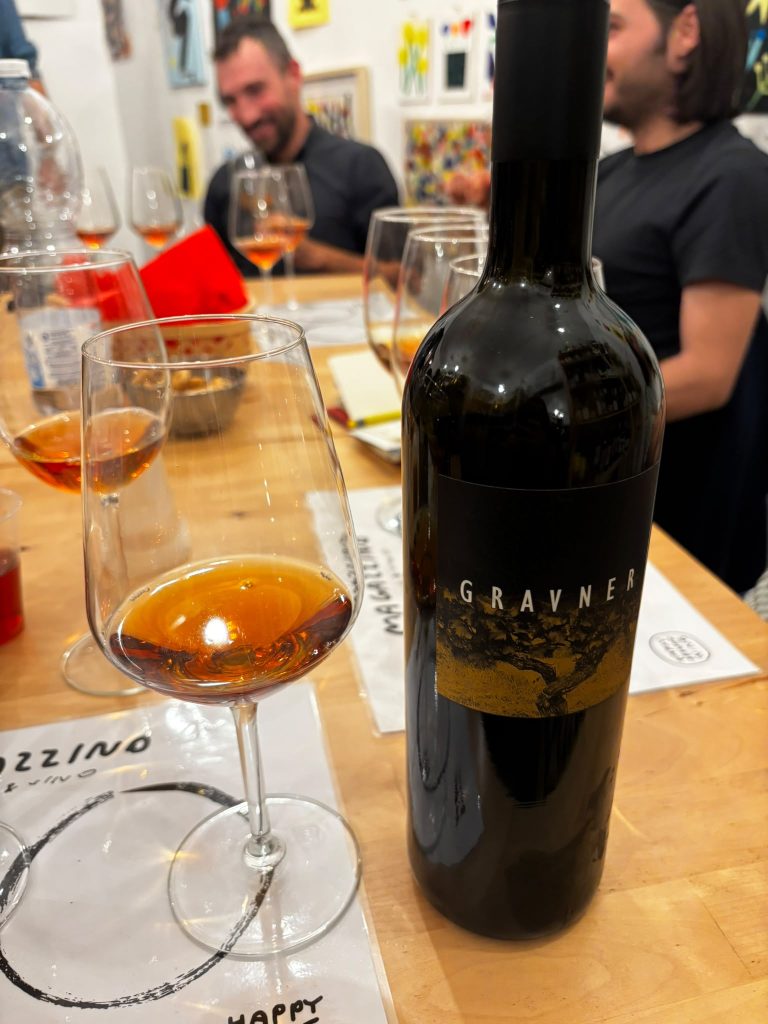 Bottiglia Gravner e calice di orange wine durante la degustazione al Magazzino Vino e Vino