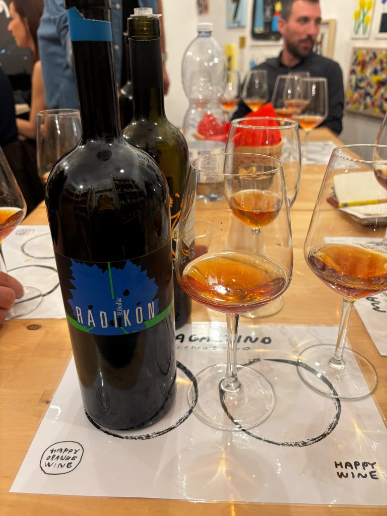 Radikon Ribolla Gialla 2015 e calice di orange wine sul tavolo della degustazione