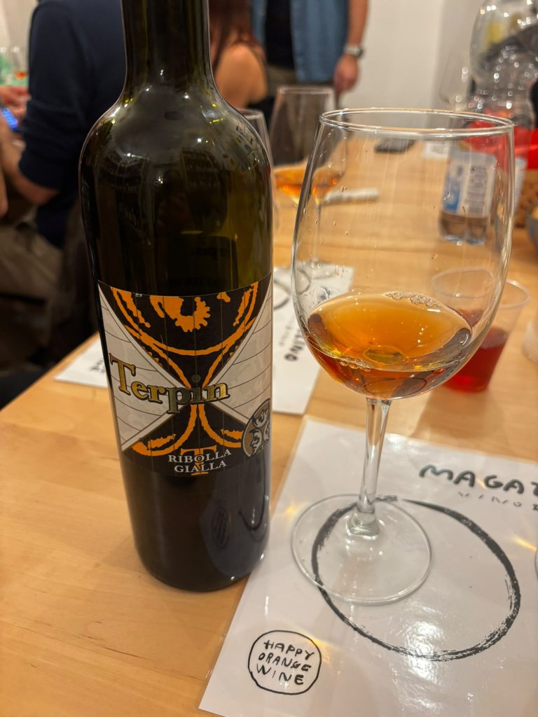 Terpin Ribolla Gialla 2018 e calice di orange wine