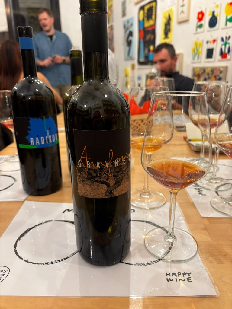 Bottiglia Gravner e calice di orange wine durante la degustazione al Magazzino Vino e Vino